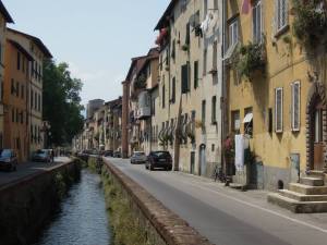 A stream through Lucca